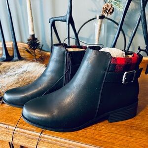 NWT Maurice’s Brooke Black Ankle Boots with Red Buffalo Plaid Collar
